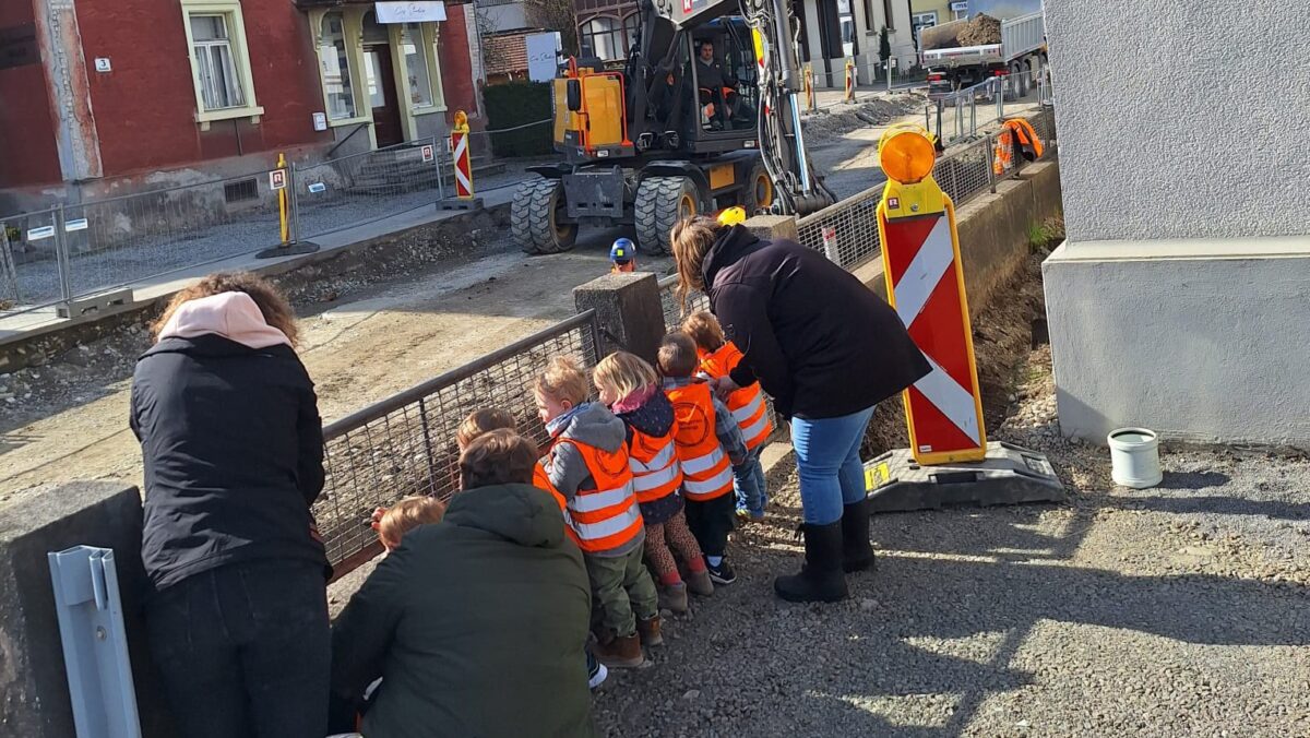 Kinder des Zwergengarten Markts beobachten die Baustelle. (c) KibeV