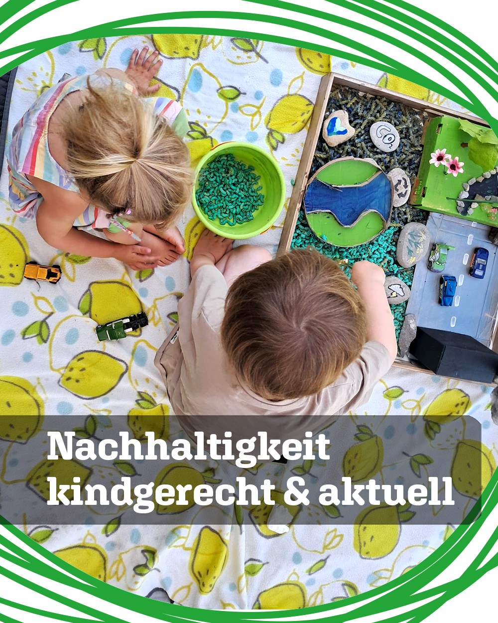 Folie 1: 2 Kinder sitzen auf einer weißen Decke mit aufgedruckten gelben Zitronen. Sie streuen grüne Nudeln in ihre Sensory-Box mit dem Thema "ökologischer Fußabdruck". (c) KibeV