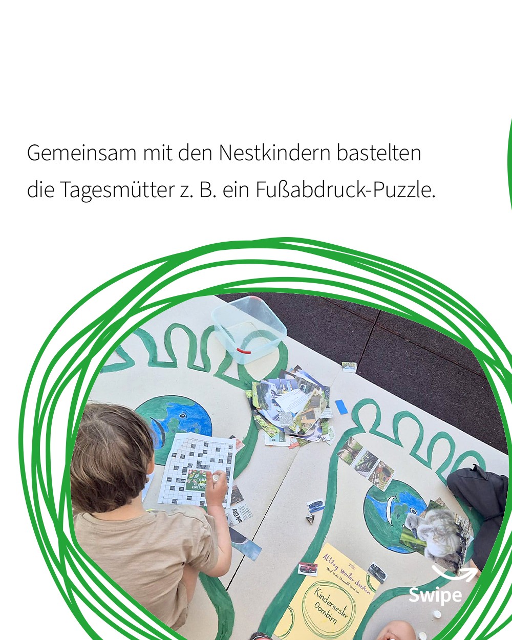 Folie 4: Kinder arbeiten an einem Fußabdruck-Puzzlespiel auf einem großen Bodenbild mit grünen Kreisen umrundet die Szene. (c) KibeV