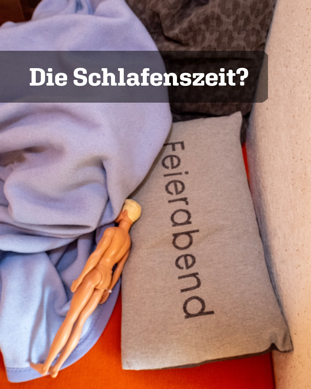 Spielzeug-Figur liegt auf einem Kissen, das Gesicht unter einer Wolldecke. Darüber steht ein Text im Bild: Die Schlafenszeit? (c) KibeV
