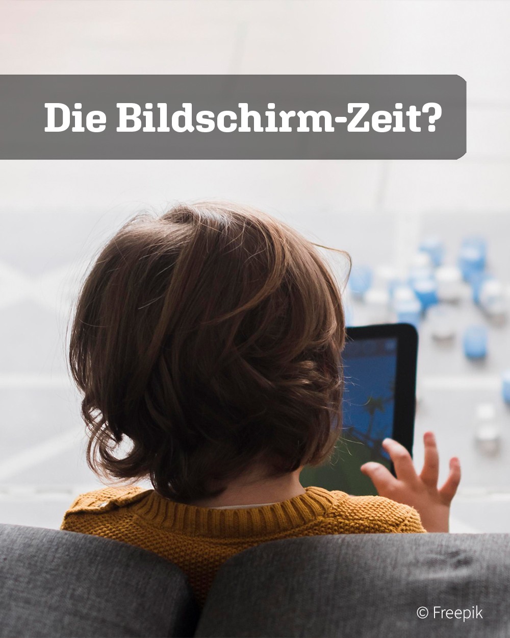 Blick über die Schulter eines Kindes, das ein Tablet in der Hand hält. Darüber steht im Bild: Die Bildschirm-Zeit?(c) KibeV, Bild: Freepik