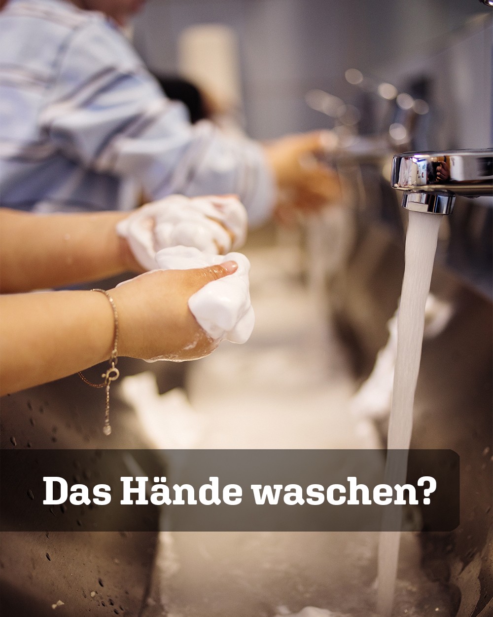 Kinderhände mit Seife waschen unter fließendem Wasser am Waschbecken. Darunter steht im Bild: Das Hände waschen? (c) KibeV