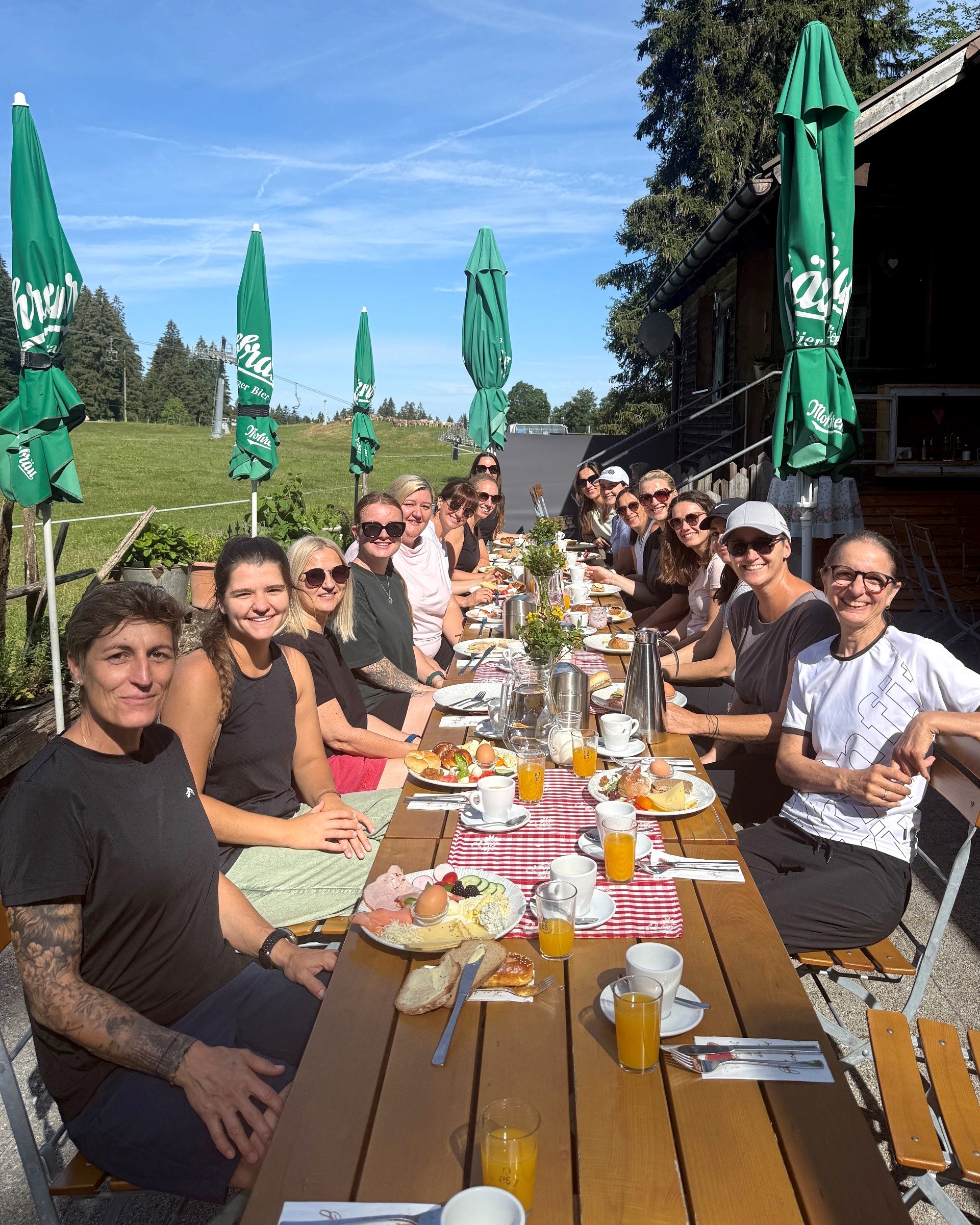 Unsere Zwergengarten-Leitungen sitzen am auf der Terrasse des Restaurants und lächeln in die Kamera. (c) KibeV
