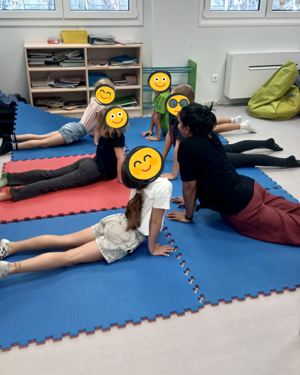Yogastunde in der Ferienbetreuung Schwarzach. (c) KibeV