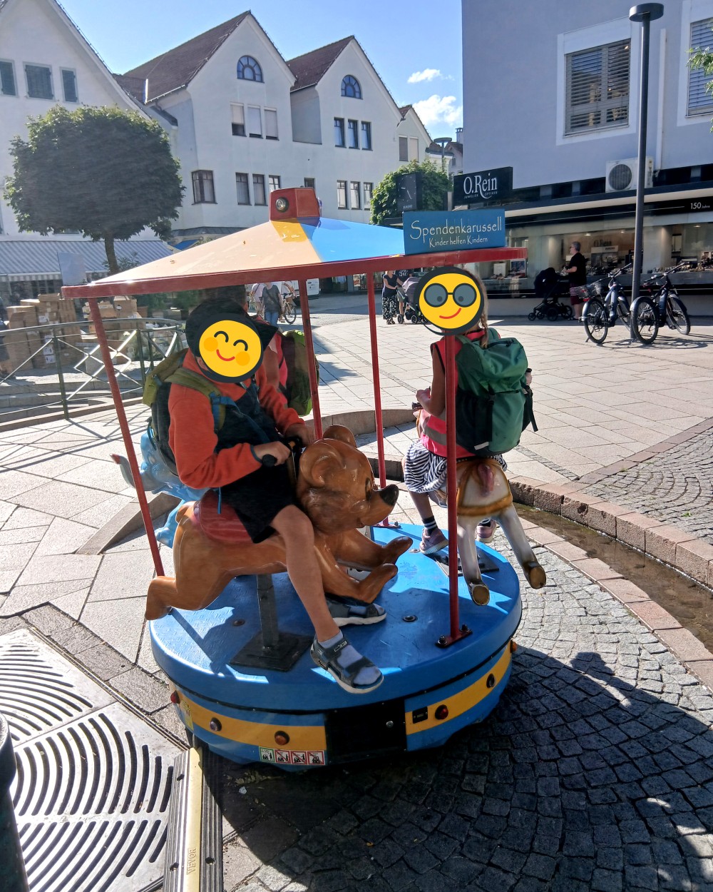 Kinder sitzen auf einem Karussell in Dornbirn und haben Spaß. (c) KibeV