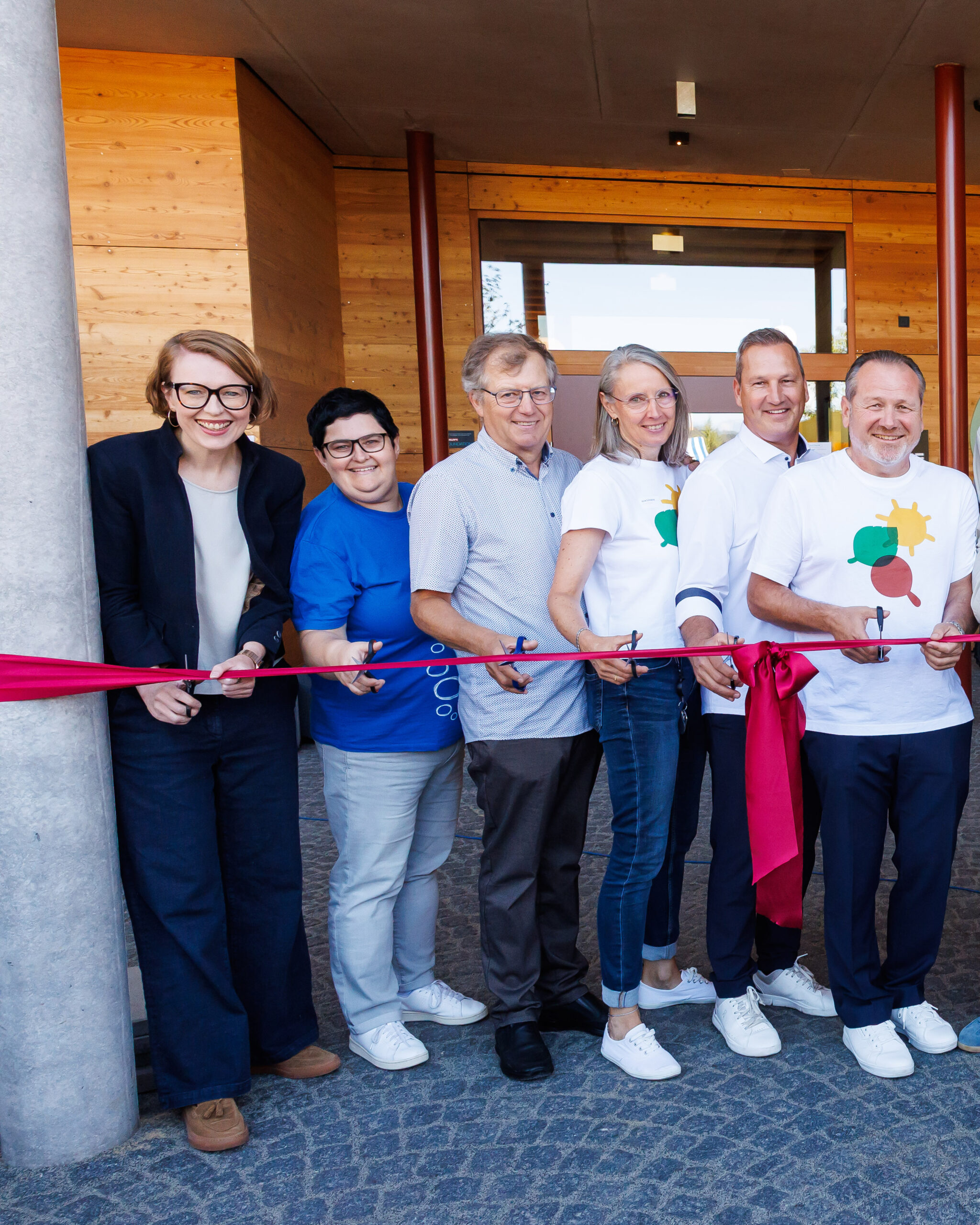 Eröffnung Kinderhaus Thüringen Teil 1 - LR Rüscher, Standortleitung Schülerbetreuung Thüringen Simone Bischof, BM Witwer, u. a. durchschneiden das rote Band am Eingang. (c) Land Vorarlberg / Bernd Hofmeister
