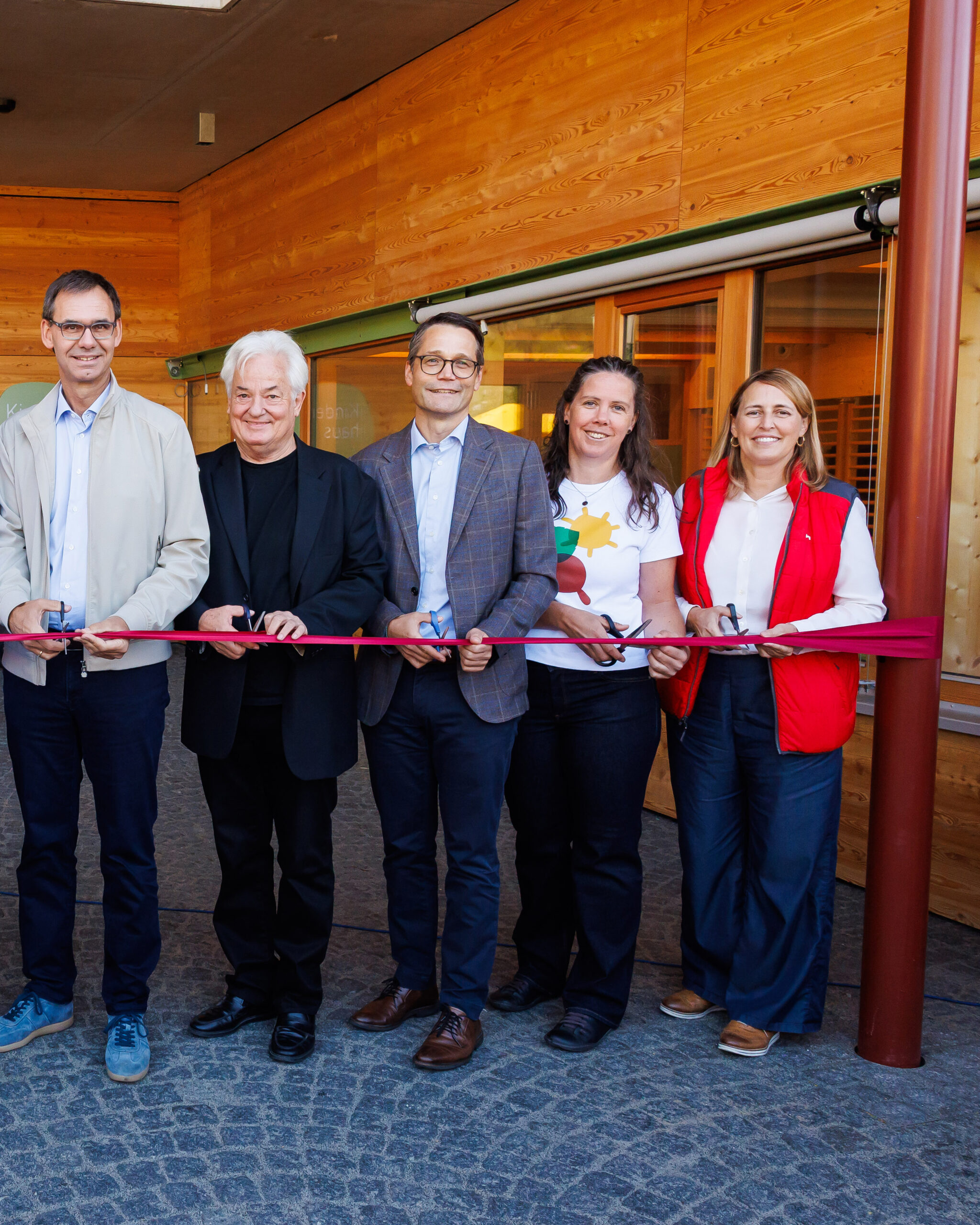 Eröffnung Kinderhaus Thüringen Teil 1 - LH Wallner u. a. durchschneiden das rote Band am Eingang. (c) Land Vorarlberg / Bernd Hofmeister