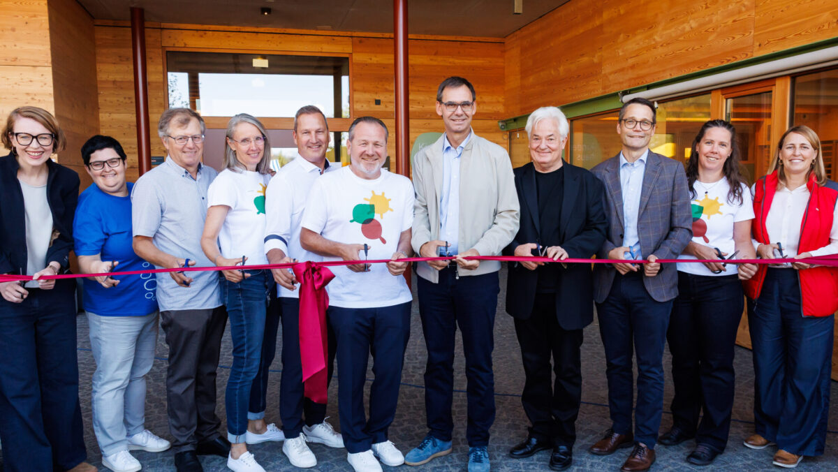 Eröffnung Kinderhaus Thüringen - LH Wallner, LR Rüscher, Standortleitung Schülerbetreuung Thüringen Simone Bischof, BM Witwer u. a. durchschneiden das rote Band am Eingang. (c) Land Vorarlberg / Bernd Hofmeister