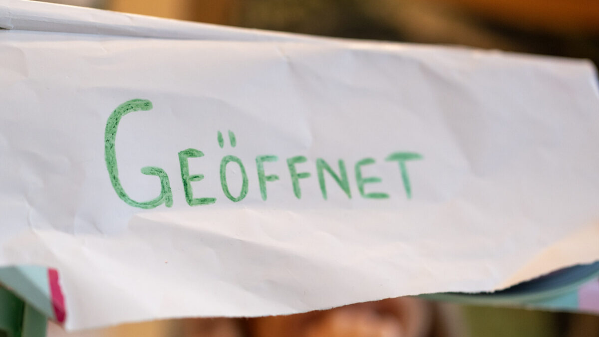 Zettel mit "Geöffnet" in grünen Großbuchstaben. (c) KibeV