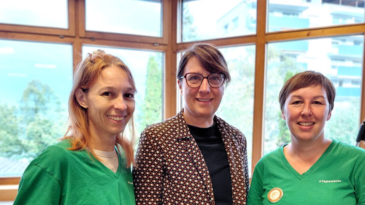 Foto von Christine Denz, unserer Bezirksleitung Dornbirn, in der MItte von zwei Tagesmüttern. (c) KibeV