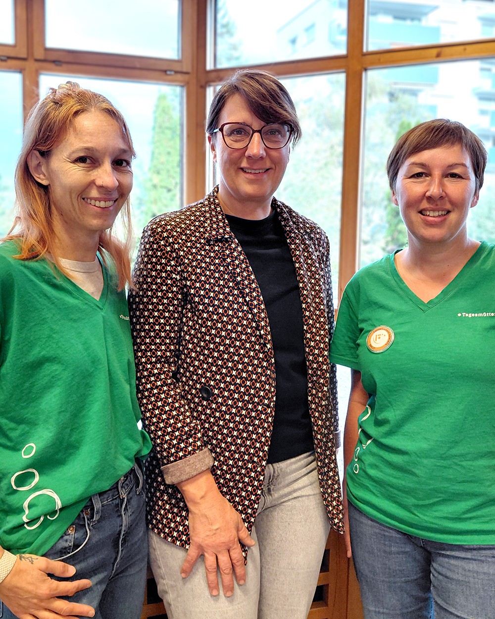 Foto von Christine Denz, unserer Bezirksleitung Dornbirn, in der MItte von zwei Tagesmüttern. (c) KibeV