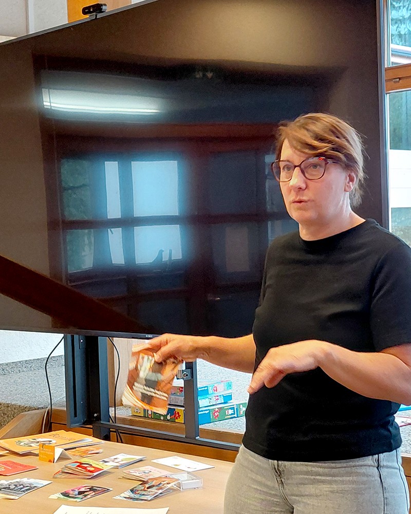 Christine Denz vor einem Bildschirm während ihres Vortrags (c) KibeV