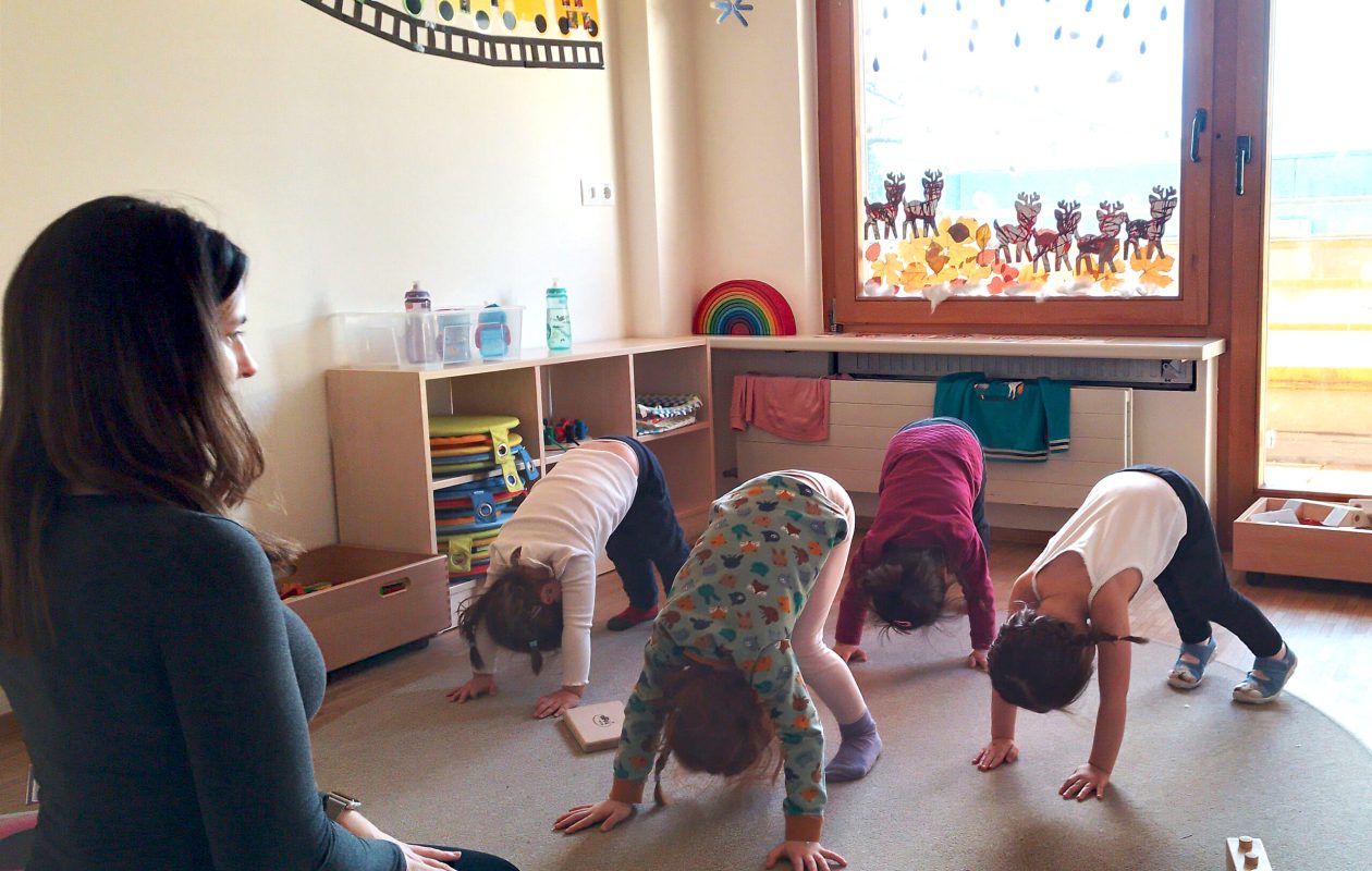 Gruppe von Kleinkindern macht Yoga. (c) KibeV