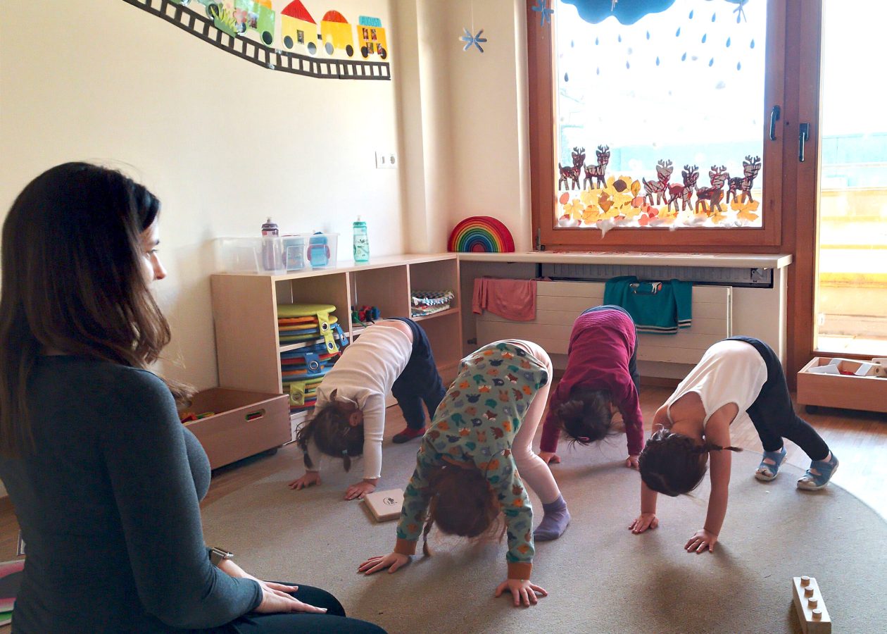 Gruppe von Kleinkindern macht Yoga. (c) KibeV