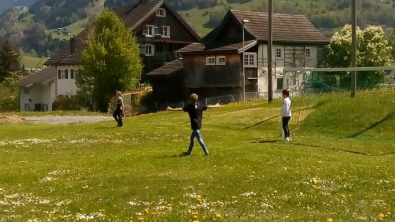 Kinder spielen Fußball auf Wiese in Tschagguns. (c) KibeV