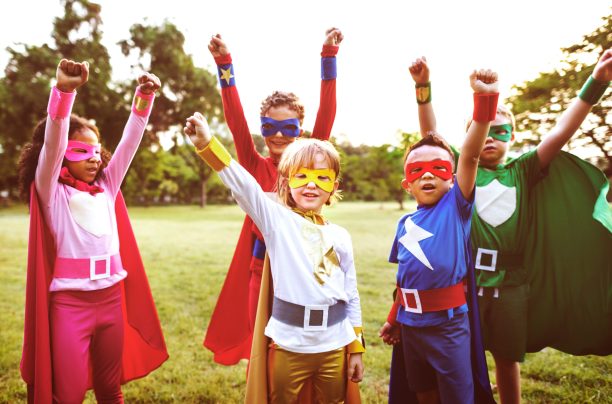 Kinder als Superhelden verkleidet. (c) Adobe Stock